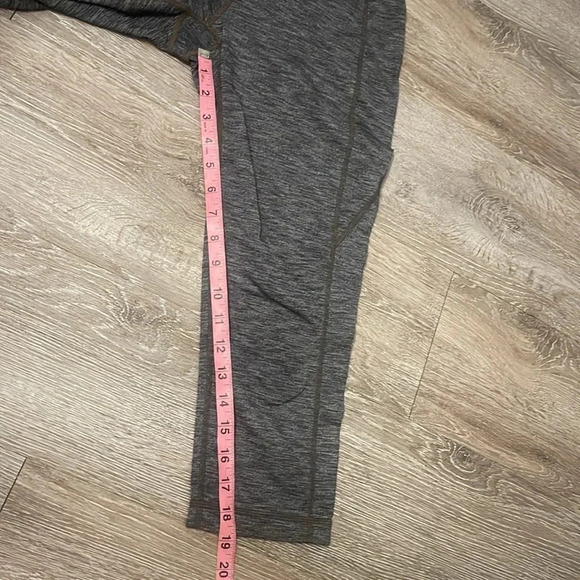 Athleta gray workout leggings in size medium capri crop pants running - Picture 7 of 10